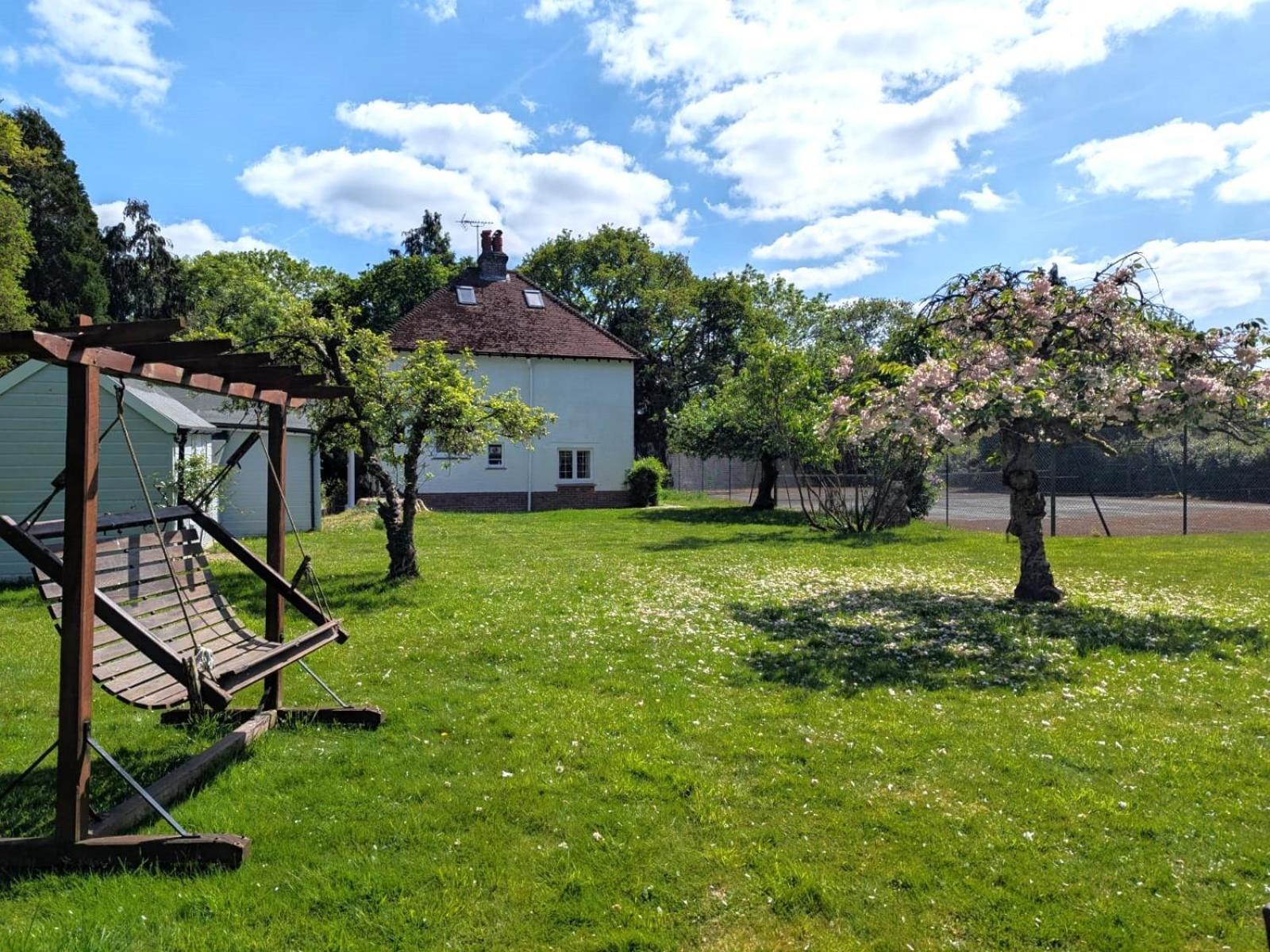 Cosy With Large Garden I Semi Rural Retreat! Nearby Countryside, Beaches & Goodwood - Chichester *